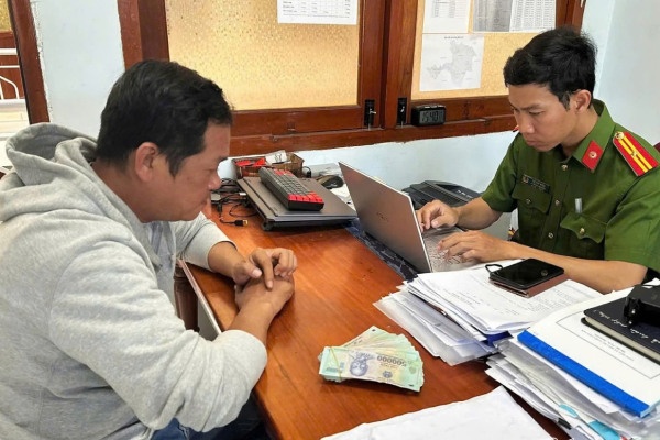 Nguoi phu nu rut tien tu ATM bi theo doi, moc trom 90 trieu dong hinh anh