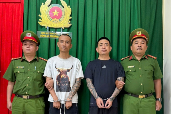 Bat giam 2 doi tuong di oto chui boi, danh nguoi o TP.HCM hinh anh