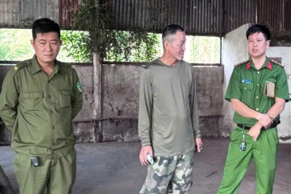 Cong an Dong Nai xu ly mot doanh nghiep dot hang tan chat thai hinh anh