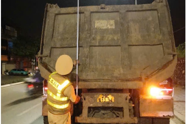 CSGT Ha Noi xu ly dut diem xe qua kho, qua tai hinh anh