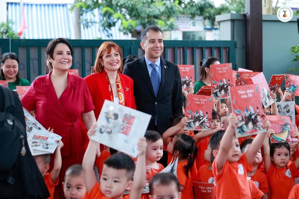 Dai su Tho Nhi Ky gioi thieu nhung cau chuyen gia dinh am ap hinh anh