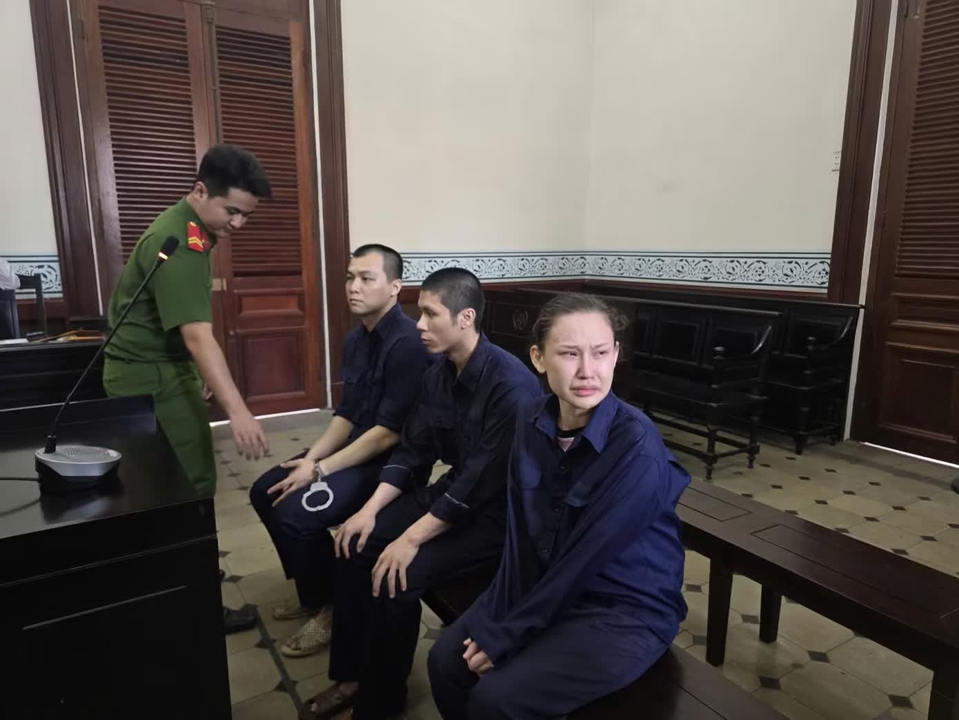 Tiep vien hang khong,  Van chuyen ma tuy anh 2