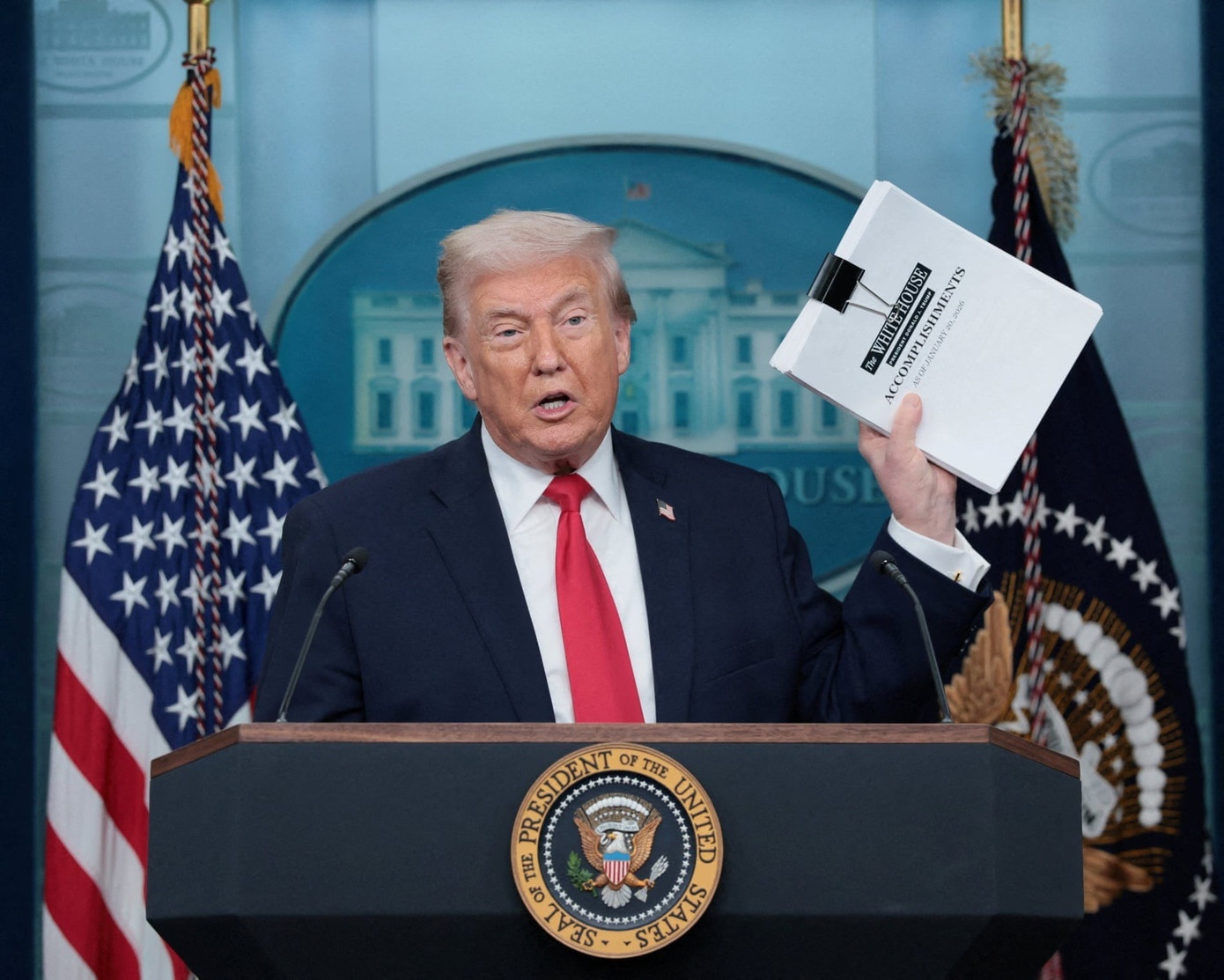 TT Trump noi ve '365 chien thang' trong nam dau nhiem ky hai hinh anh