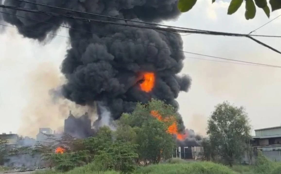 Xuong nhua giua khu dan cu bat ngo chay du doi o TP.HCM hinh anh