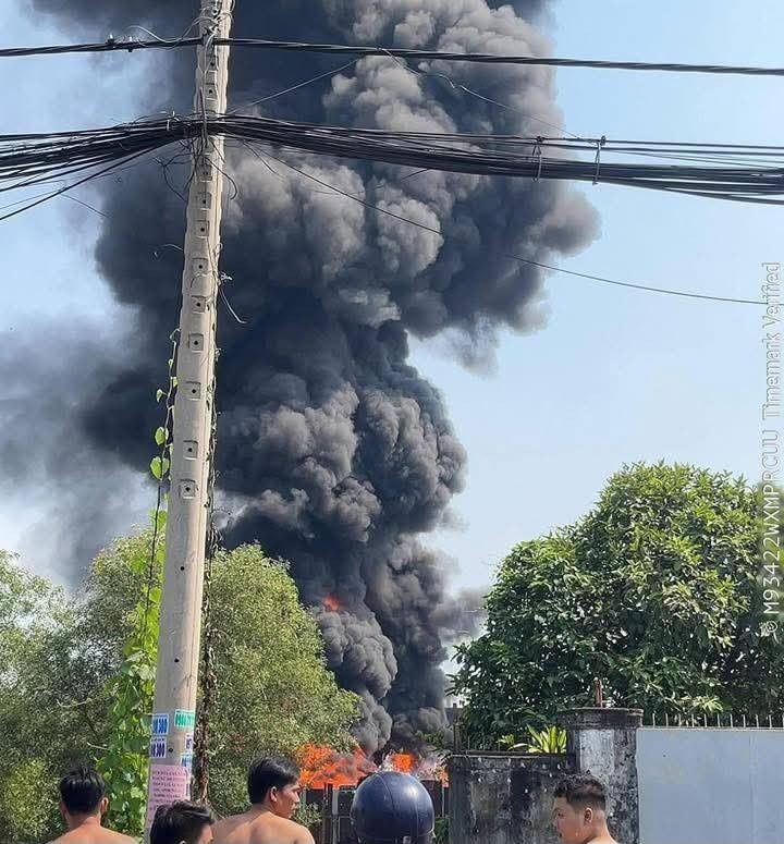 Xưởng nhựa bốc cháy TP.HCM ảnh 1 Xuong nhua boc chay TP.HCM anh 1