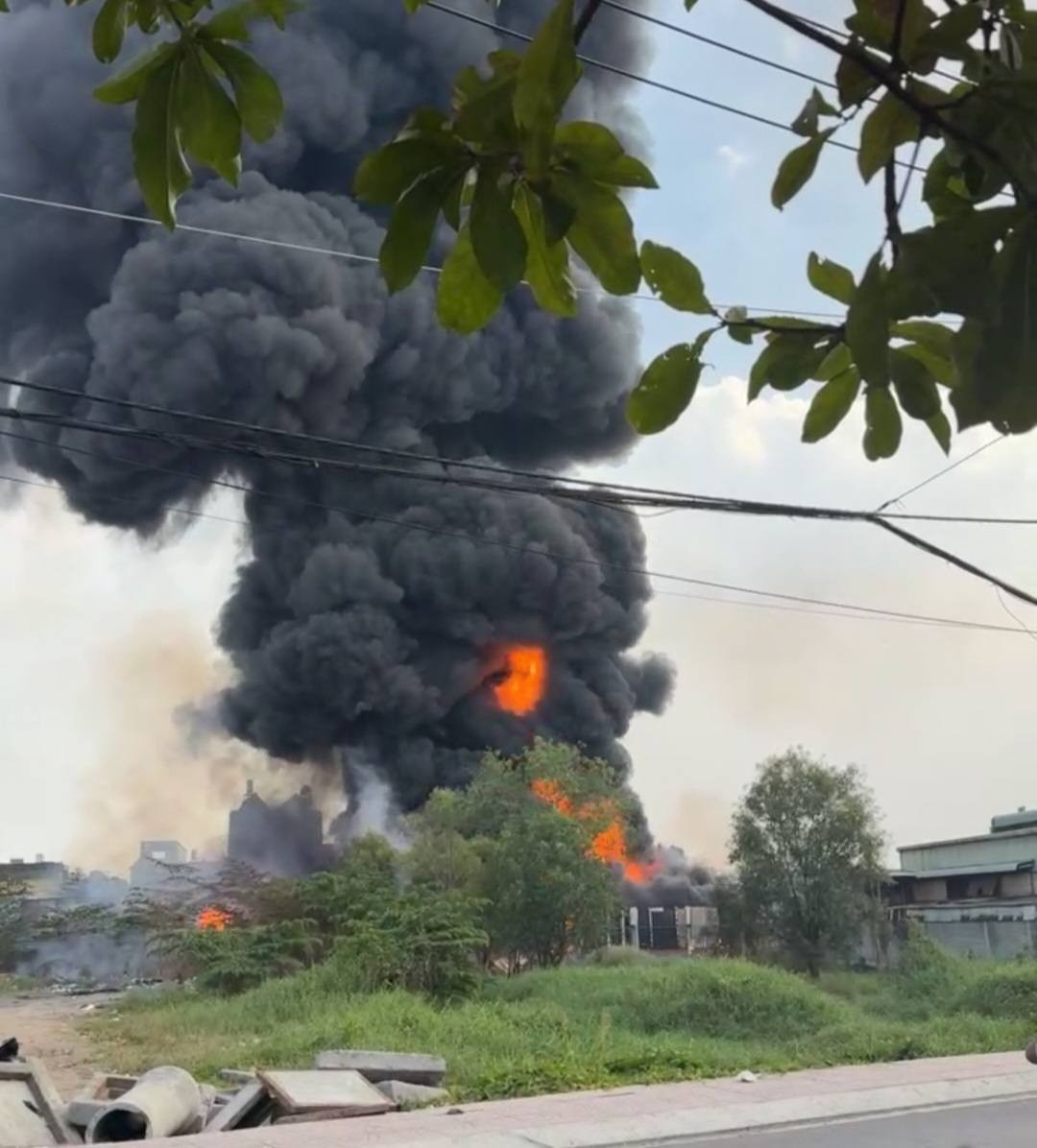 Xưởng nhựa bốc cháy TP.HCM ảnh 2 Xuong nhua boc chay TP.HCM anh 2