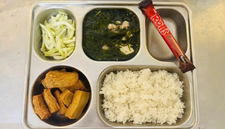 Nhieu truong tai TP.HCM tam dung cung cap suat an ban tru hinh anh