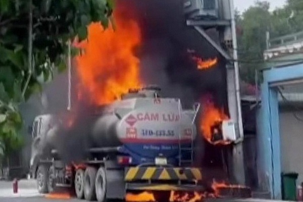 Xe bon cho xang thieu rui hai oto o TP.HCM hinh anh