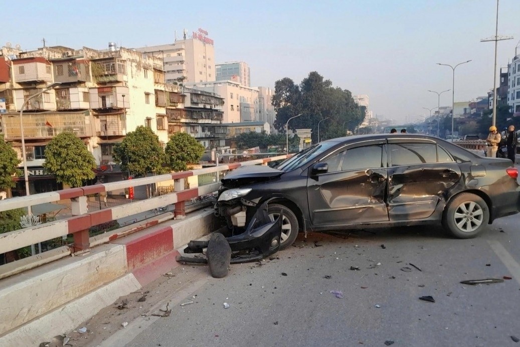 Giai phap nao xoa 'diem den' tai nan giao thong o cau vuot Nga Tu Vong hinh anh