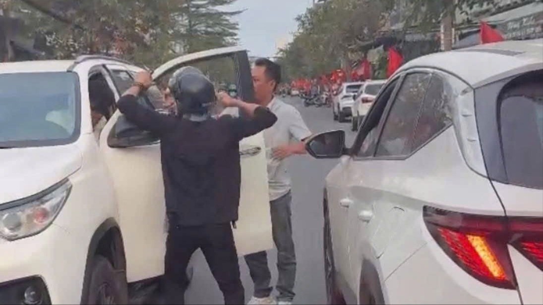 Doi tuong chan oto,  Dung mu bao hiem,  Danh nguoi anh 1