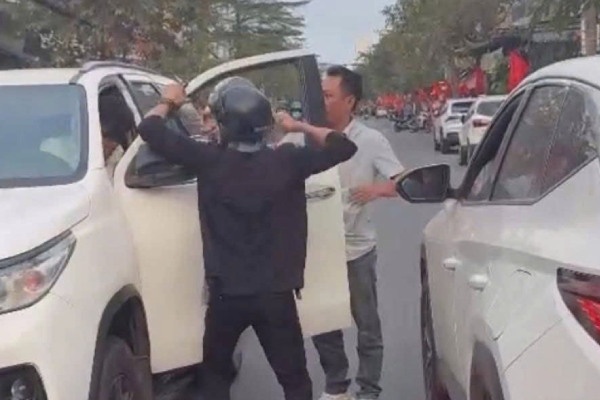 Bat giam doi tuong chan oto, dung mu bao hiem danh nguoi tai Da Nang hinh anh