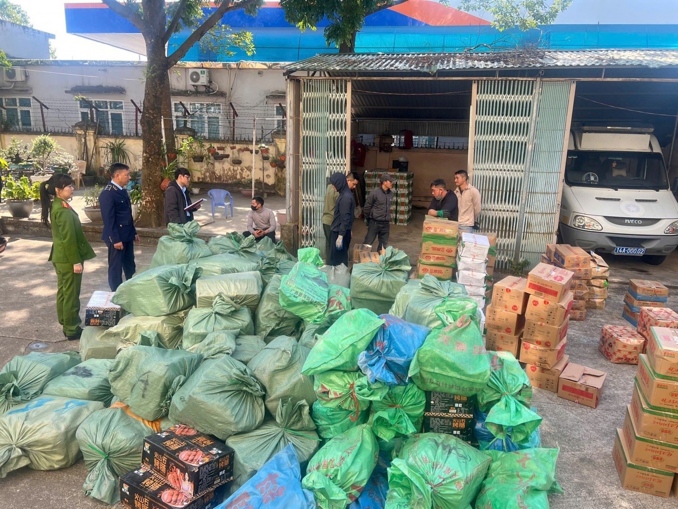 Phat hien kho xuc xich, cha muc khong ro nguon goc o Mong Cai hinh anh