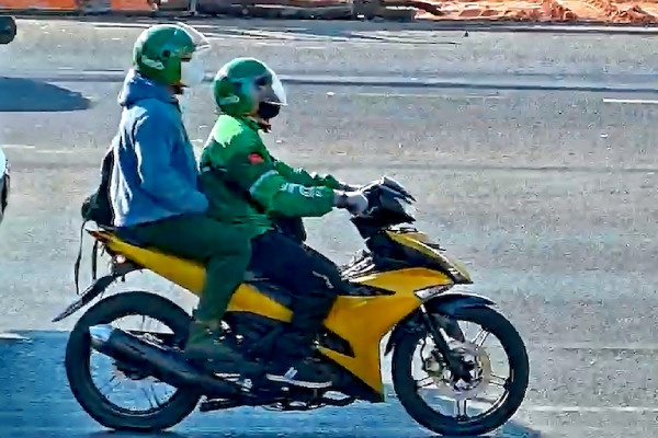 Cong an di tung nha keu goi nguoi dan to giac nghi pham cuop ngan hang hinh anh