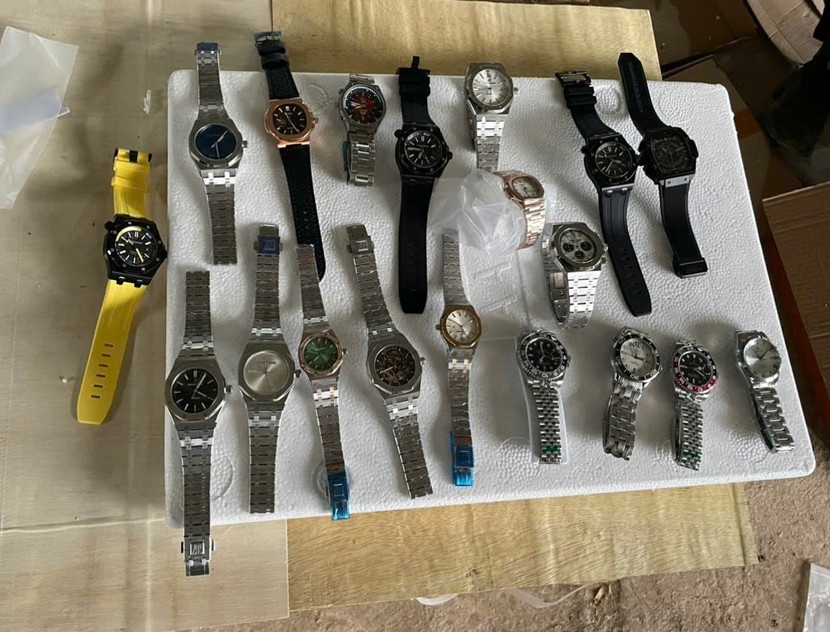 Thu giu hon 870 chiec dong ho nghi gia cac nhan hieu noi tieng hinh anh