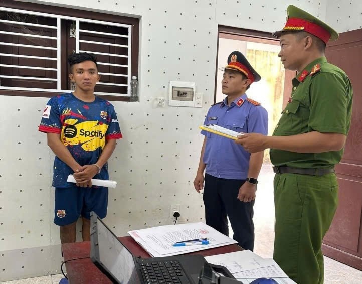 Khach lang choi,  Siet co,  Gai ban dam anh 1