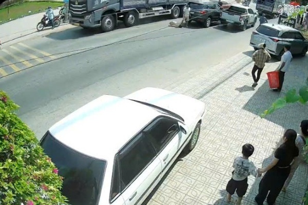 Bat khan cap tai xe xe ban tai hung han danh tu vong nguoi sau va cham hinh anh