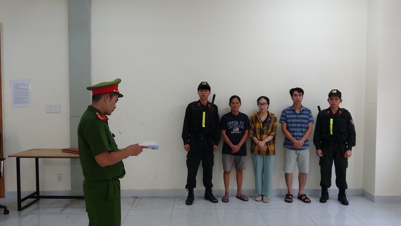 Pha duong day,  Mua ban thach tin,  Nha khoa Tan Da,  Chu Tan Da,  giam doc Tan Da anh 6