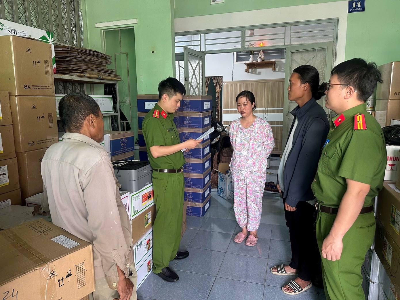 Pha duong day thuoc bao ve thuc vat gia, thu hon 21.000 san pham hinh anh