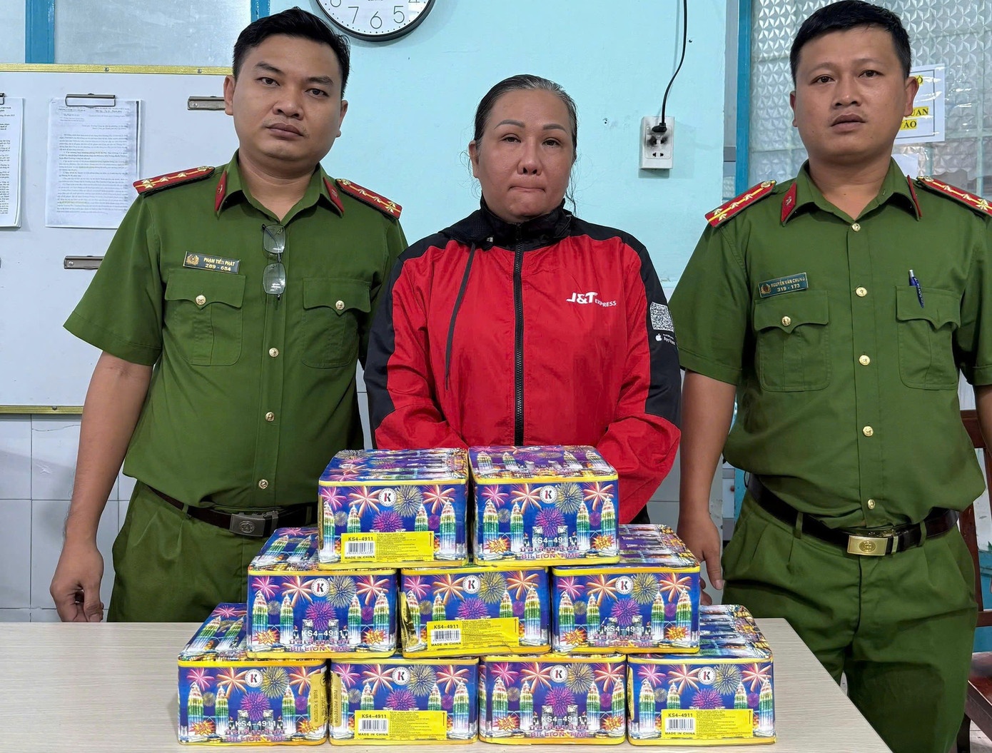 Dat mua phao lau,  Tren Facebook anh 2