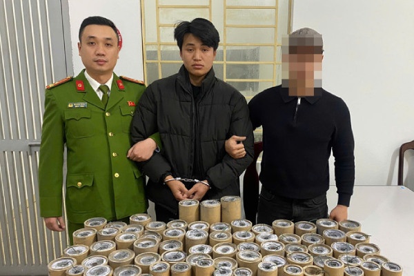 Tu 3 thung giay nghi van, phat hien gan 70 kg phao no hinh anh