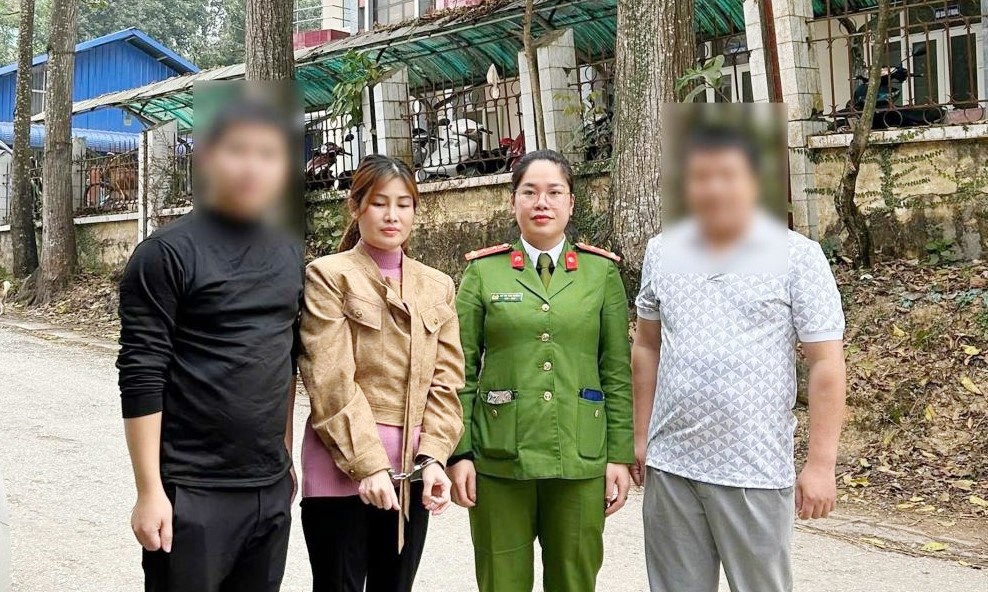 Nu quai mang lenh truy na cua Interpol bi bat tai cua khau hinh anh