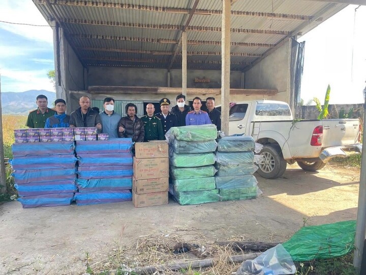 Bat qua tang xe ban tai cho hon 2 tan phao lau o khu vuc bien gioi hinh anh