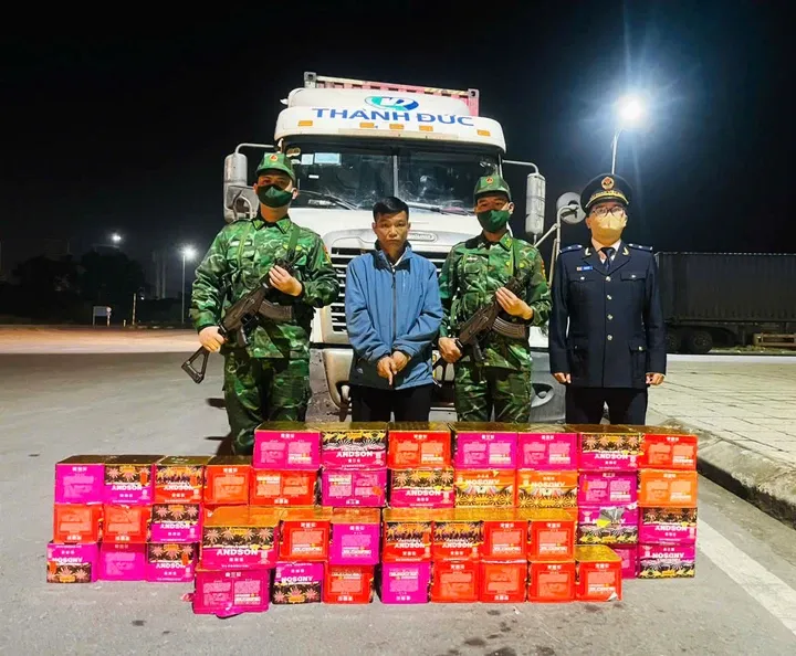 Giau hon 1,6 ta phao lau quanh xe container cho nhap canh o Quang Ninh hinh anh