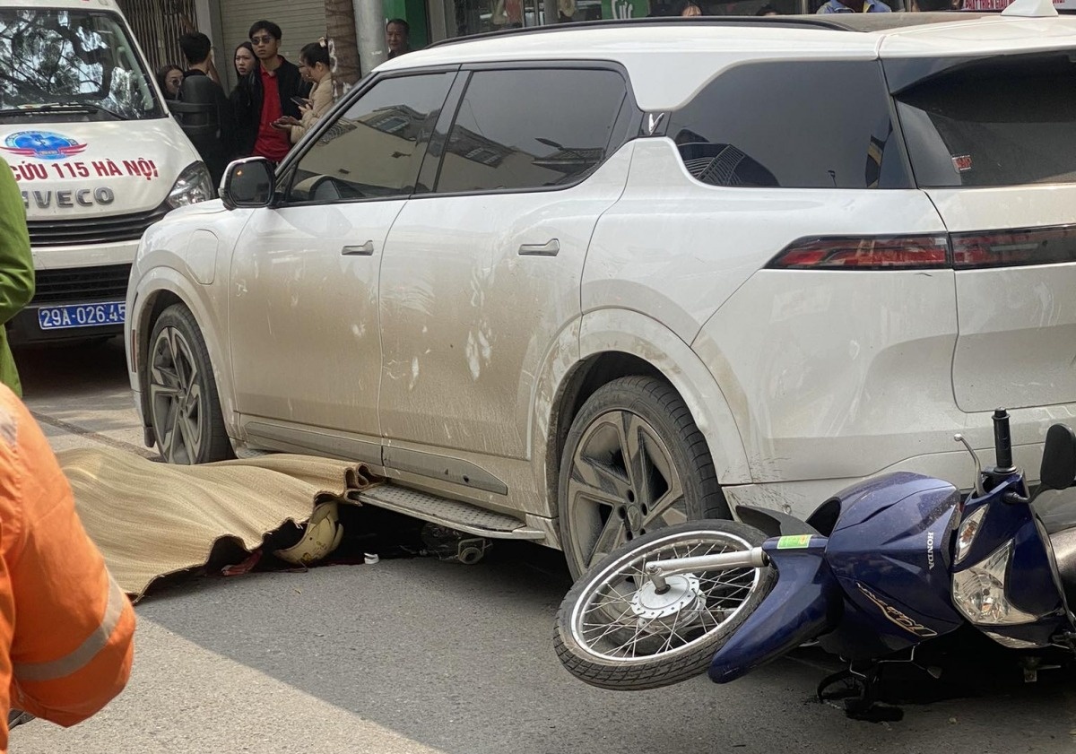 Oto 7 cho cuon nguoi, xe may vao gam khien mot phu nu tu vong hinh anh