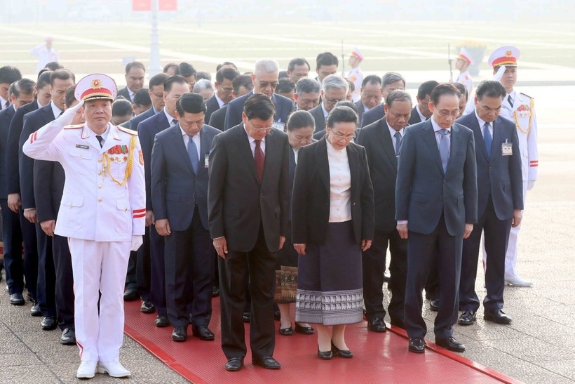 Tong Bi thu, Chu tich nuoc Lao vao Lang vieng Chu tich Ho Chi Minh hinh anh