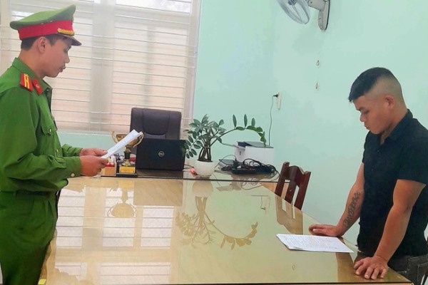 Bi CSGT giam moto vi vi pham nong do con, nam thanh nien trom lai xe hinh anh