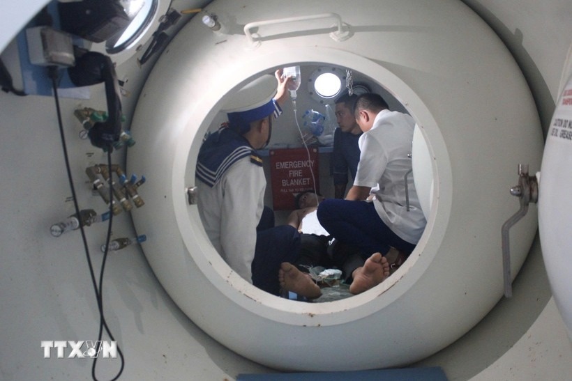 Cuu kip thoi ngu dan bi giam ap do lan sau o ngu truong Truong Sa hinh anh