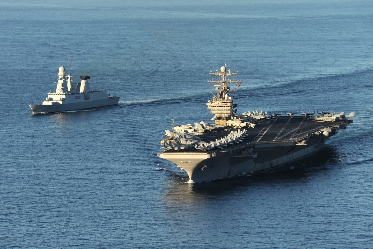 Tau san bay My USS Abraham Lincoln hien dien tai Trung Dong hinh anh