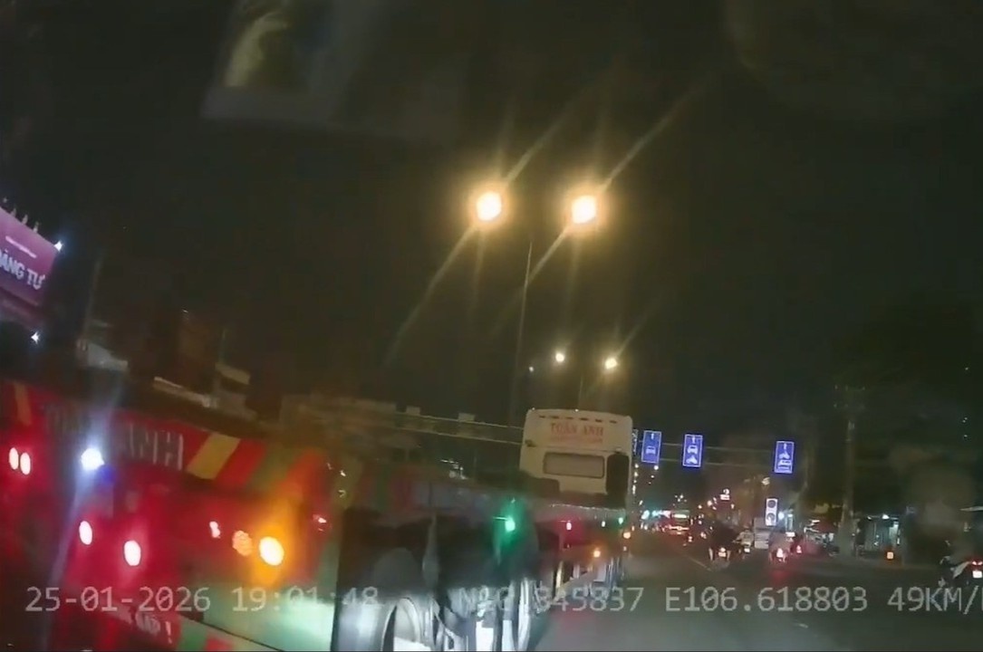 Xe dau keo lang lach, ep oto con tren duong gay buc xuc o TP.HCM hinh anh