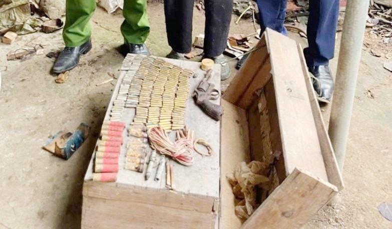 Di the duc sang, nguoi phu nu ta hoa phat hien hom chua sung, luu dan hinh anh