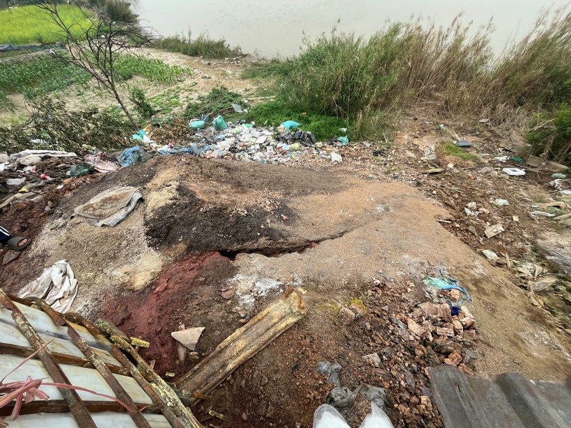 Hai xuong phan kim xa hon 6,7 tan chat thai nguy hai ra song Duong hinh anh