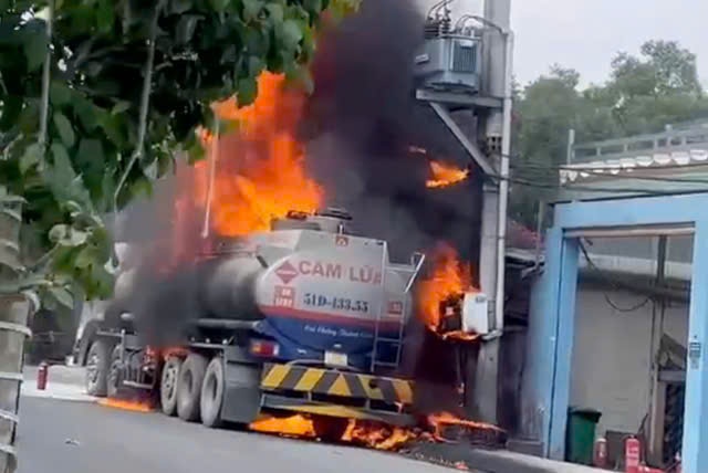 Chay xe bon cho xang o Nha Be, TP.HCM hinh anh