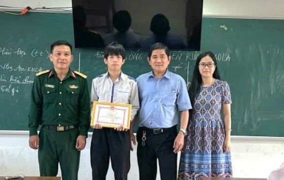 Khen thuong nam sinh cuu phi cong nhay du o Dak Lak hinh anh