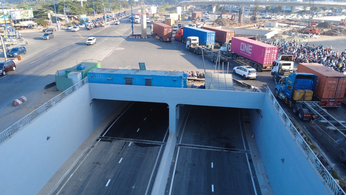 Them mot ham chui o nut giao lon nhat TP.HCM thong xe hinh anh