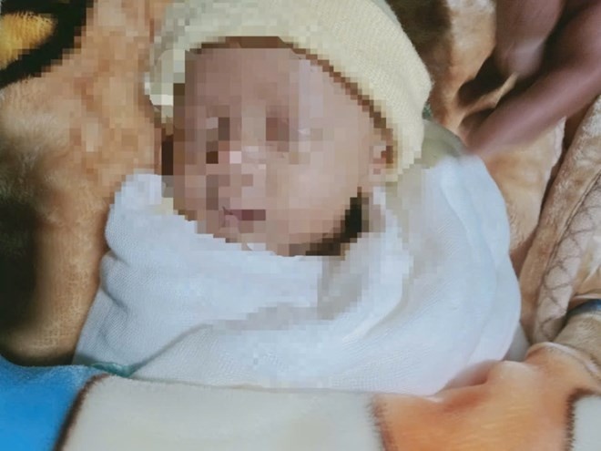 Be trai 3 ngay tuoi bi bo roi ben duong hinh anh