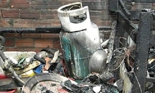 Cha tu vong, con trai bi thuong sau tieng no lon tu bep hinh anh