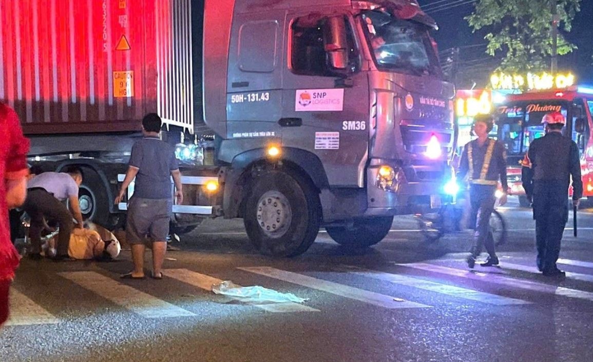 Nu cong nhan tu vong duoi banh xe container o TP.HCM hinh anh