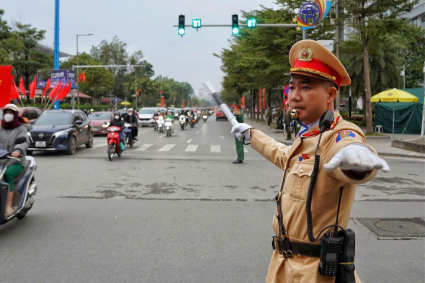Ha Noi tam cam xe qua Quang truong Cach mang thang Tam hinh anh