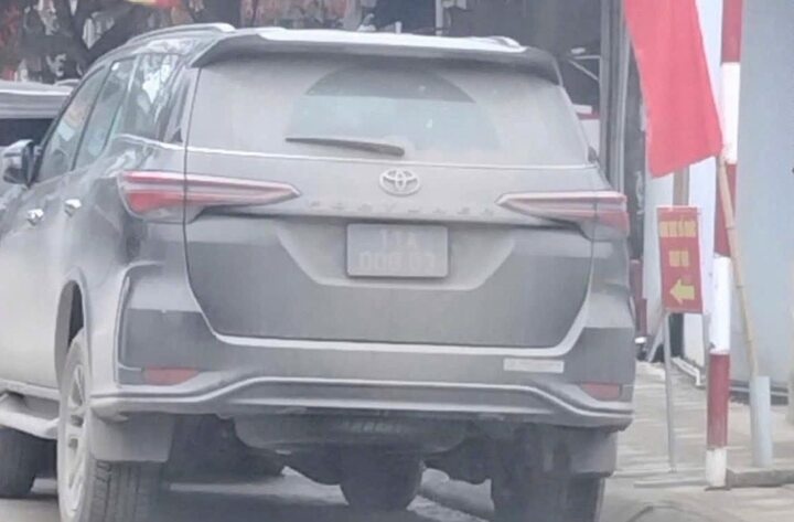 Nguoi dan ghi hinh xe bien xanh do sai, bun dat che bien gui CSGT hinh anh