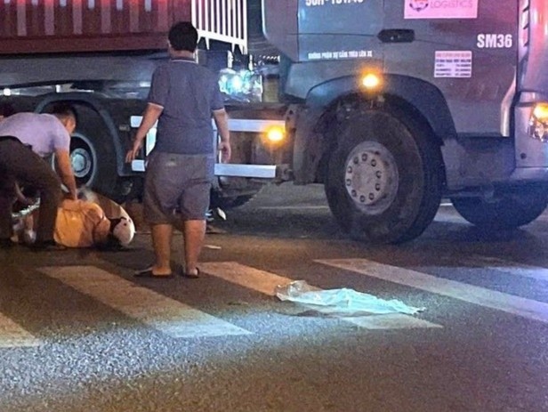 Nu cong nhan tu vong duoi banh xe dau keo container hinh anh