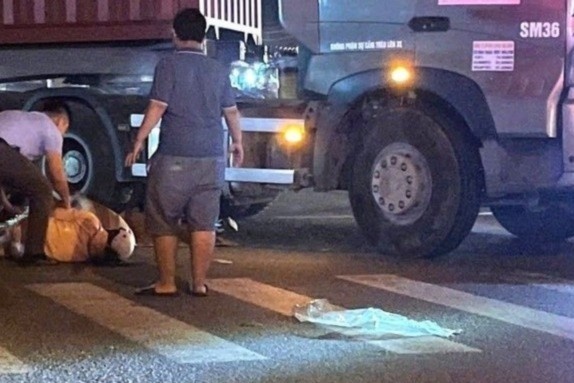 Nu cong nhan tu vong duoi banh xe dau keo container hinh anh