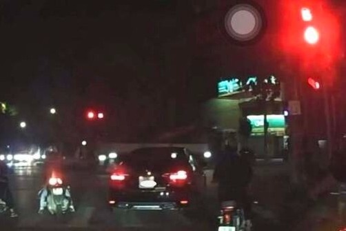 Phat 19 trieu dong tai xe oto vuot den do o Ha Noi hinh anh