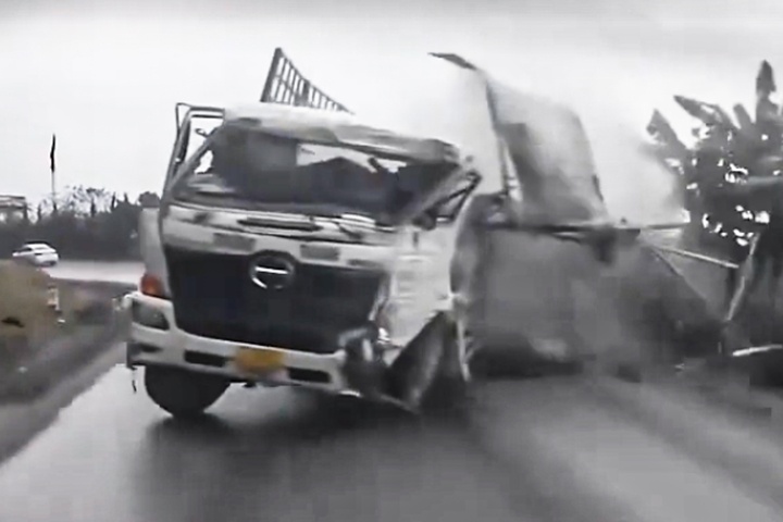 Xe tai mat lai, lat ngang tren deo Da Trang hinh anh