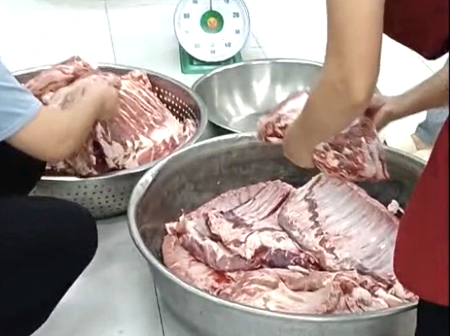 Cham dut hop dong vu thit heo doi mau tai truong hoc o TP.HCM hinh anh