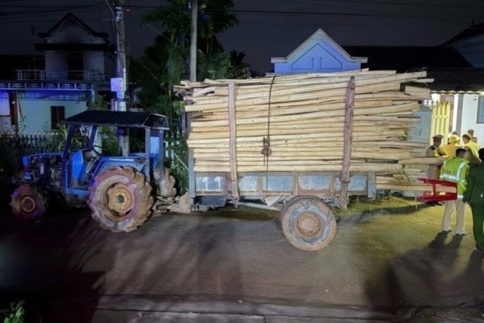 Hai chi em ruot o Hue tu vong sau va cham voi xe may cay hinh anh