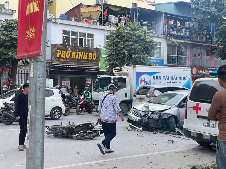 Oto con tong lien hoan tren pho Ha Noi, 3 nguoi bi thuong hinh anh